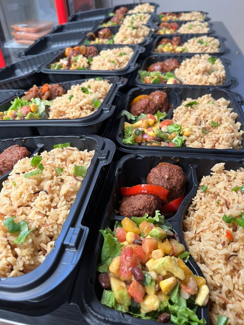 Almuerzos de C Kitchen en sus envases, listos para salir