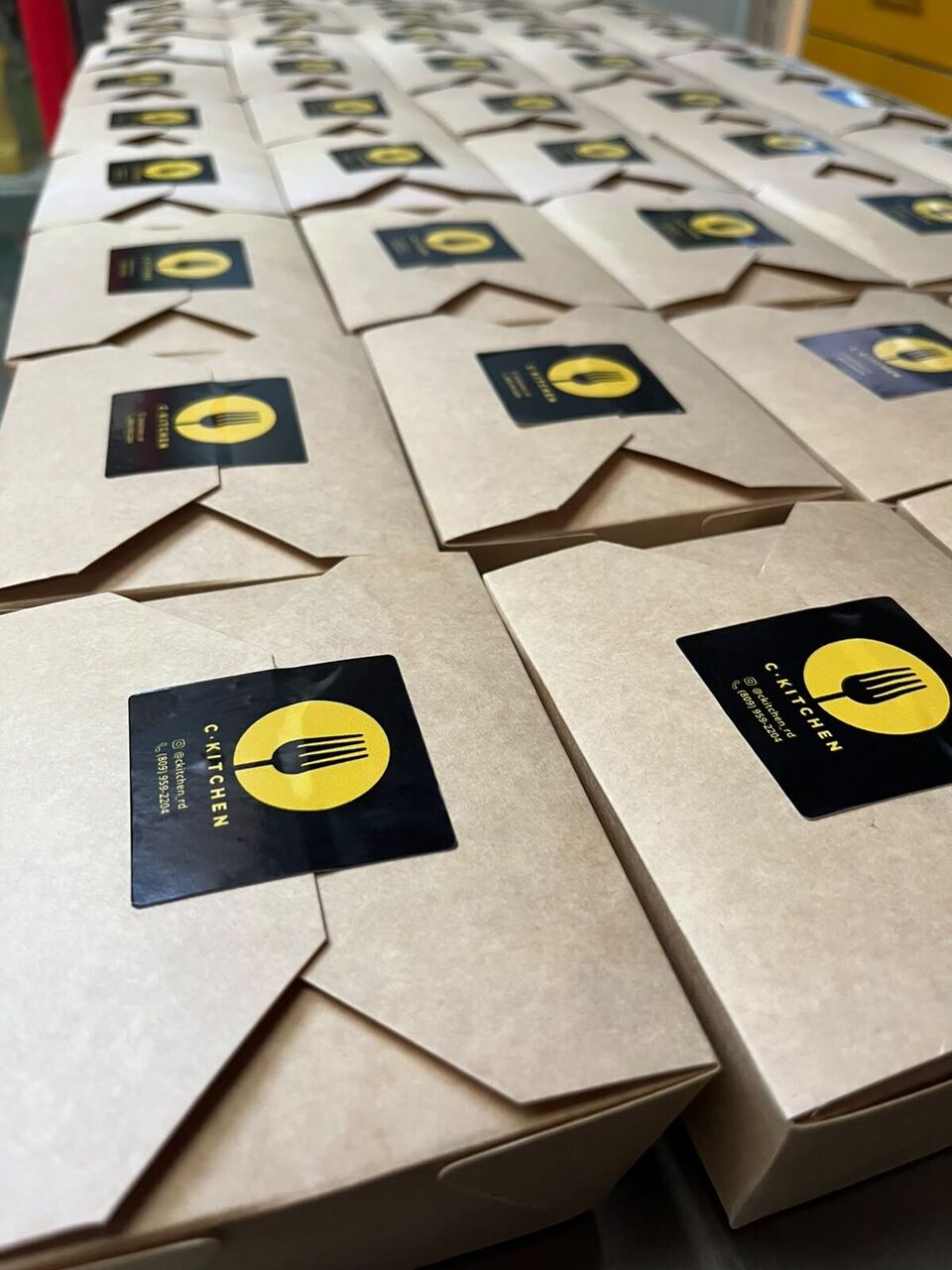 Cajas de C Kitchen con su sticker, listas para entregar