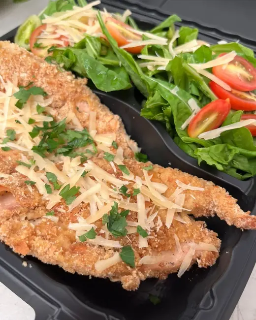 Pechuga empanizada con ensalada