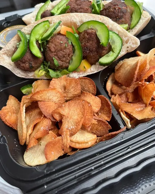 Pita con albóndigas y chips